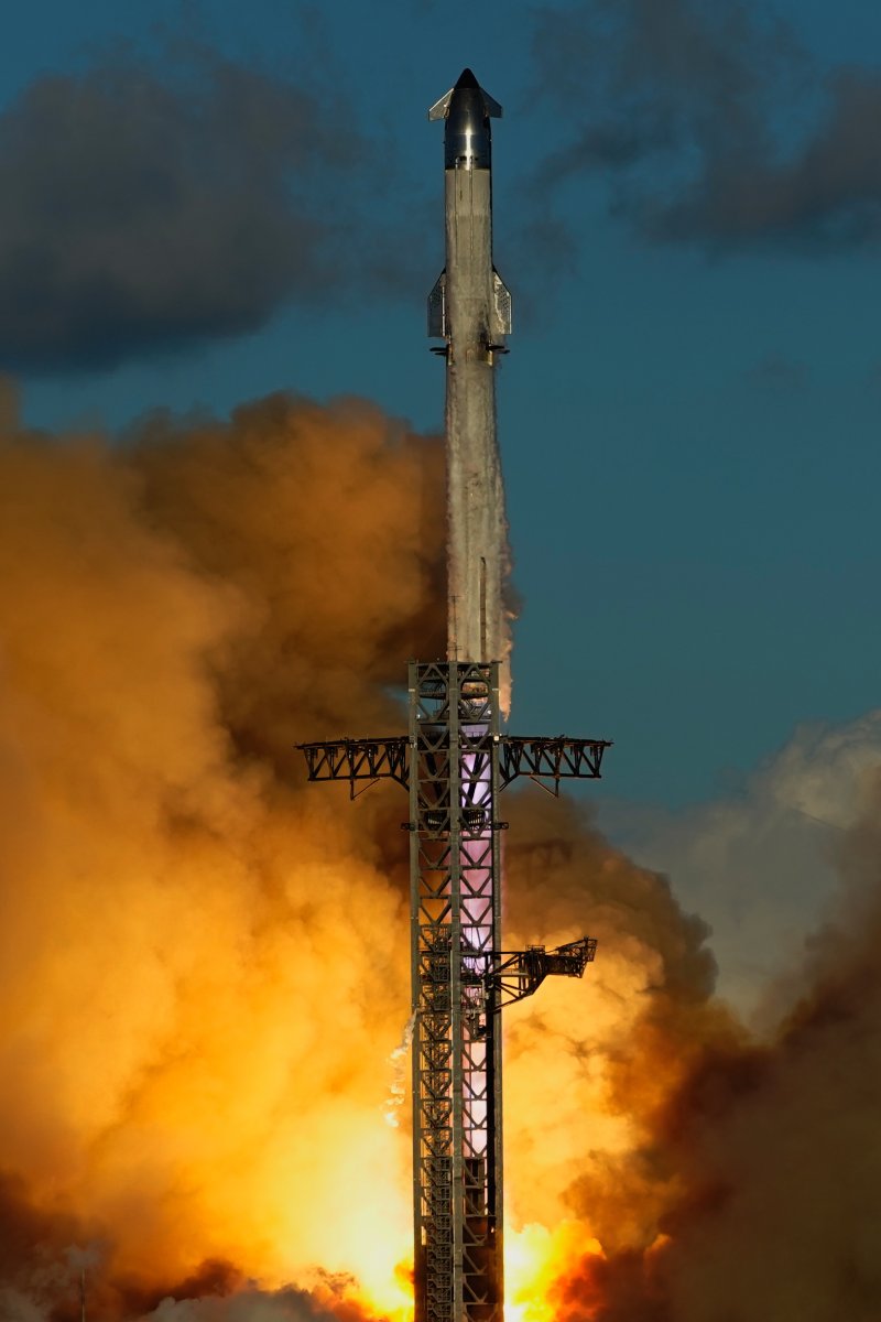 [보카치카=AP/뉴시스] 스페이스X의 대형 우주선(메가 로켓) 스타십이 지난 10월13일(현지 시간) 미 텍사스주 보카치카 해변의 스타베이스 기지에서 11번째 시험 발사되고 있다. 위성을 연결해 인공지능 데이터센터로 활용하는 구상이 한창 무르익고 있다. 2025.12.11.