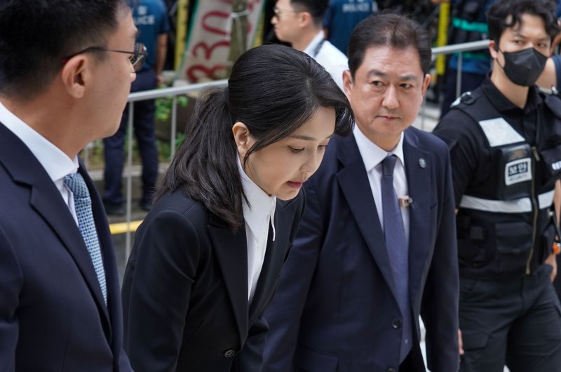 [서울=뉴시스] 사진공동취재단 = 도이치모터스 주가조작 연루 의혹 등을 받는 김건희 여사가 6일 서울 종로구 김건희 특검팀(특별검사 민중기) 사무실에 피의자 신분으로 조사를 받기 위해 들어서고 있다. 2025.08.06. photo@newsis.com