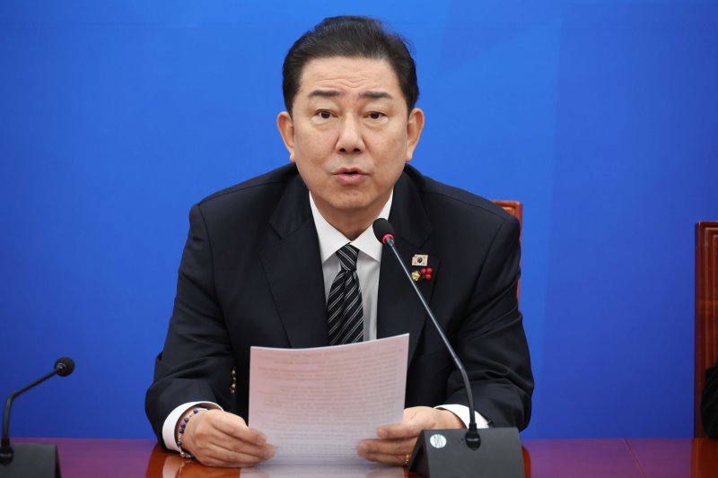 [서울=뉴시스] 조성봉 기자= 김병기 더불어민주당 원내대표가 11일 오전 서울 여의도 국회에서 열린 정책조정회의에서 발언을 하고 있다. 2025.12.11. suncho21@newsis.com
