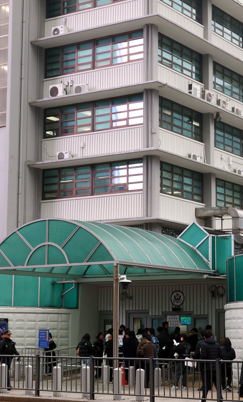 [서울=뉴시스] 박주성 기자 = 도널드 트럼프 미국 행정부가 무비자 전자여행허가제(ESTA)를 통한 방문객들의 소셜미디어(SNS) 기록 제출을 의무화할 계획이다.미 세관국경보호청(CBP)은 10일(현지 시간) 연방관보를 통해 "ESTA 신청시 SNS 정보를 필수 제출 항목으로 추가한다"며 "이 항목에 따라 ESTA 신청자는 지난 5년간의 SNS 계정을 제출해야 한다"고 공고했다. 사진은 11일 오전 종로구 주한미국대사관 앞에서 시민들이 미국 비자심사를 받기 위해 줄 서 있는 모습. 2025.12.11. park7691@newsis.