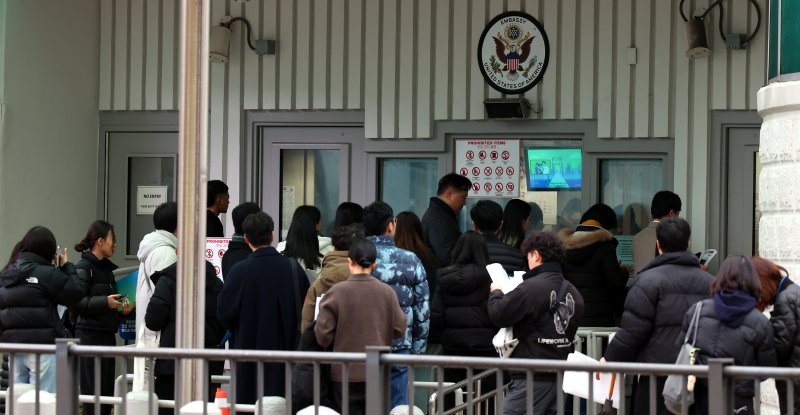 [서울=뉴시스] 박주성 기자 = 도널드 트럼프 미국 행정부가 무비자 전자여행허가제(ESTA)를 통한 방문객들의 소셜미디어(SNS) 기록 제출을 의무화할 계획이다.미 세관국경보호청(CBP)은 10일(현지 시간) 연방관보를 통해 "ESTA 신청시 SNS 정보를 필수 제출 항목으로 추가한다"며 "이 항목에 따라 ESTA 신청자는 지난 5년간의 SNS 계정을 제출해야 한다"고 공고했다. 사진은 11일 오전 종로구 주한미국대사관 앞에서 시민들이 미국 비자심사를 받기 위해 줄 서 있는 모습. 2025.12.11. park7691@newsis.