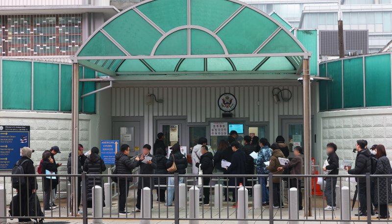 [서울=뉴시스] 박주성 기자 = 도널드 트럼프 미국 행정부가 무비자 전자여행허가제(ESTA)를 통한 방문객들의 소셜미디어(SNS) 기록 제출을 의무화할 계획이다.미 세관국경보호청(CBP)은 10일(현지 시간) 연방관보를 통해 "ESTA 신청시 SNS 정보를 필수 제출 항목으로 추가한다"며 "이 항목에 따라 ESTA 신청자는 지난 5년간의 SNS 계정을 제출해야 한다"고 공고했다. 사진은 11일 오전 종로구 주한미국대사관 앞에서 시민들이 미국 비자심사를 받기 위해 줄 서 있는 모습. 2025.12.11. park7691@newsis.