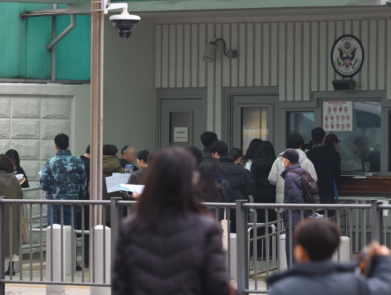 [서울=뉴시스] 박주성 기자 = 도널드 트럼프 미국 행정부가 무비자 전자여행허가제(ESTA)를 통한 방문객들의 소셜미디어(SNS) 기록 제출을 의무화할 계획이다. 미 세관국경보호청(CBP)은 10일(현지 시간) 연방관보를 통해 "ESTA 신청시 SNS 정보를 필수 제출 항목으로 추가한다"며 "이 항목에 따라 ESTA 신청자는 지난 5년간의 SNS 계정을 제출해야 한다"고 공고했다. 사진은 11일 오전 종로구 주한미국대사관 앞에서 시민들이 미국 비자심사를 받기 위해 줄 서 있는 모습. 2025.12.11. park7691@newsis