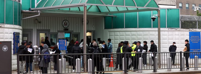 [서울=뉴시스] 박주성 기자 = 도널드 트럼프 미국 행정부가 무비자 전자여행허가제(ESTA)를 통한 방문객들의 소셜미디어(SNS) 기록 제출을 의무화할 계획이다.미 세관국경보호청(CBP)은 10일(현지 시간) 연방관보를 통해 "ESTA 신청시 SNS 정보를 필수 제출 항목으로 추가한다"며 "이 항목에 따라 ESTA 신청자는 지난 5년간의 SNS 계정을 제출해야 한다"고 공고했다. 사진은 11일 오전 종로구 주한미국대사관 앞에서 시민들이 미국 비자심사를 받기 위해 줄 서 있는 모습. 2025.12.11. park7691@newsis.