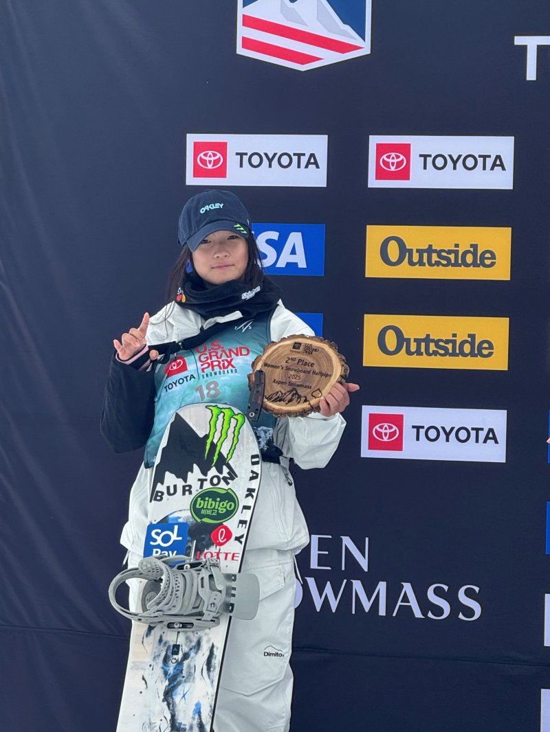[서울=뉴시스] 최가온이 2일(한국 시간) 미국 콜로라도주 애스펀에서 열린 2024~2025 국제스키연맹(FIS) 스노보드 월드컵 여자 하프파이프에서 은메달을 수확한 뒤 시상식을 하고 있다. (사진 = 올댓스포츠 제공) *재판매 및 DB 금지