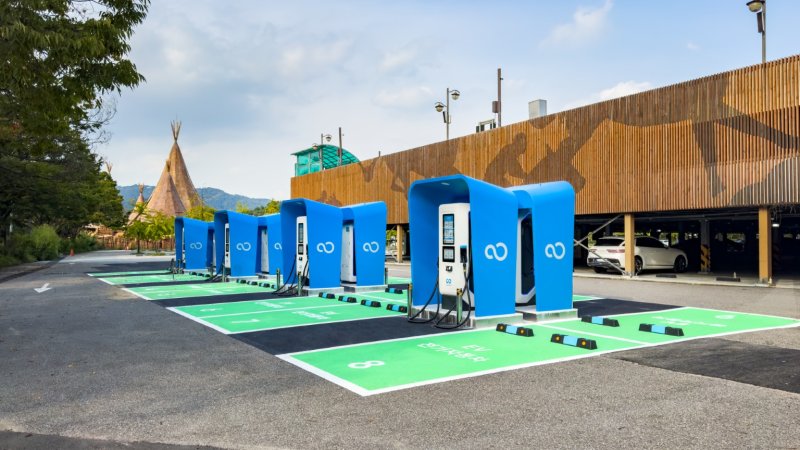경기도 과천시 렛츠런파크서울 주차장에 설치된 워터 100㎾급 급속 충전기 16개(브라이트에너지파트너스 제공)