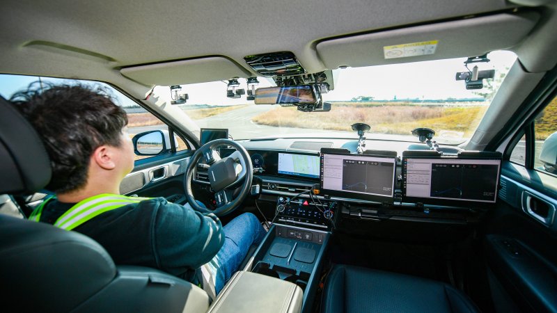 현대모비스 연구원이 자율주행 차량을 운행하고 있는 모습.(현대모비스 제공)