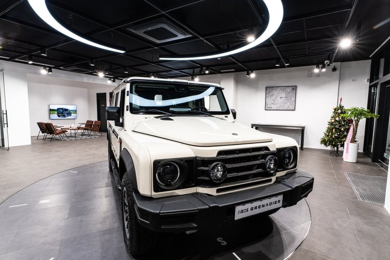 11일 개관한 '이네오스 그레나디어 광주' 전시장 내부 모습(차봇모터스 제공). 2025.12.11.