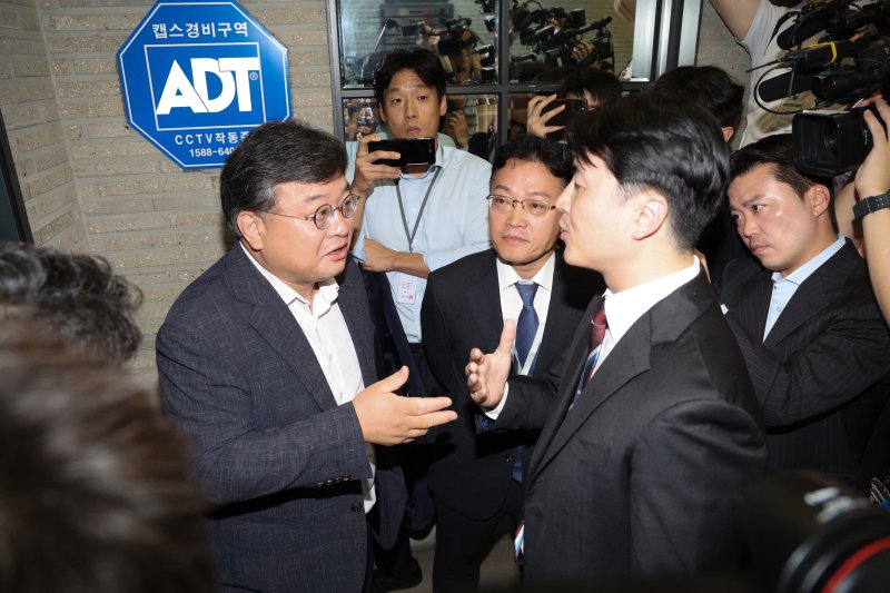 국민의힘 당원명부 압수수색에 나선 김건희특검 수사관들이 지난 9월 18일 서울 여의도 중앙당사에서 김기윤 국민의힘 부법률위원장과 출입을 두고 언쟁을 벌이고 있다. 2025.9.18/뉴스1 ⓒ News1 신웅수 기자