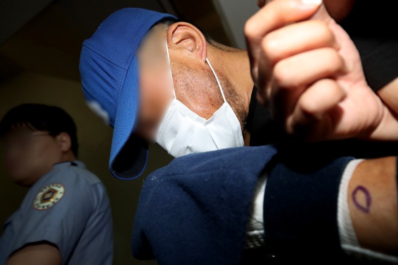 대구 달서구의 한 아파트에 침입해 스토킹하던 50대 여성을 흉기로 살해하고 도주한 혐의를 받는 피의자 윤정우가 16일 오후 대구지방법원 서부지원에 출석해 구속 전 피의자 심문(영장실질심사)을 마친 뒤 법원을 떠나고 있다. 2025.6.16/뉴스1 ⓒ News1 공정식 기자