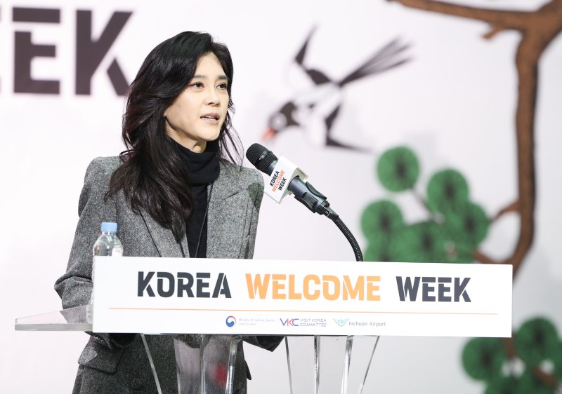 [인천공항=뉴시스] 황준선 기자 = 한국방문의해위원회 위원장인 이부진 호텔신라 대표이사 사장이 지난 10월 23일 인천국제공항 제1여객터미널 밀레니엄 홀에서 열린 2025년 하반기 환영주간 개막행사에서 인사말을 하고 있다. 2025.10.23. hwang@newsis.com