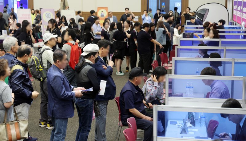 [부산=뉴시스] 하경민 기자 = '2025년 해운대구 일자리박람회'가 열린 6월 16일 부산 해운대구 벡스코 컨벤션홀에서 구직자들이 구인업체 현장면접을 보고 있는 모습. 2025.06.16. yulnetphoto@newsis.com