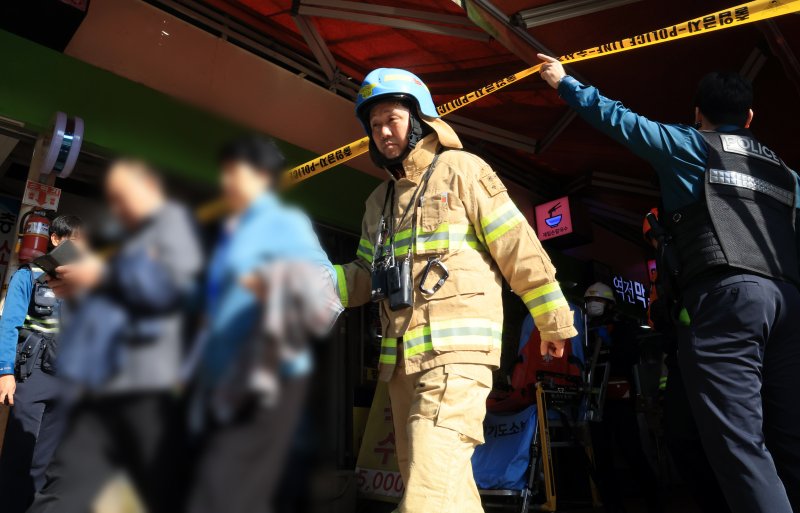 13일 경기 부천 오정구 원종동 제일시장에서 A 씨가 몰던 1톤 트럭이 돌진하는 사고가 발생해 소방 관계자들이 피해입은 시민들을 구조하고 있다. 2025.11.13/뉴스1 ⓒ News1 이호윤 기자