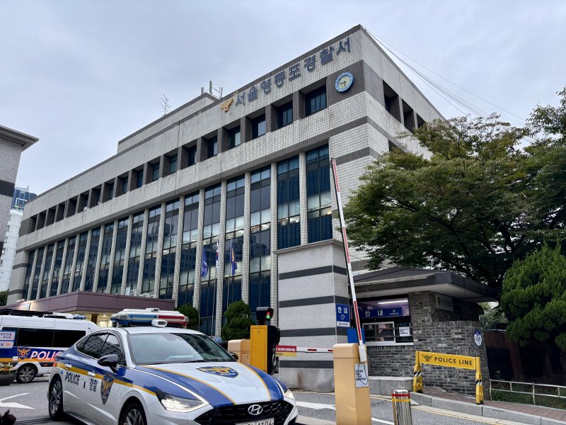 [서울=뉴시스] 한이재 기자 = 4일 오후 서울 영등포경찰서에서 경찰차가 나오고 있다. 2025.10.04. nowone@newsis.com