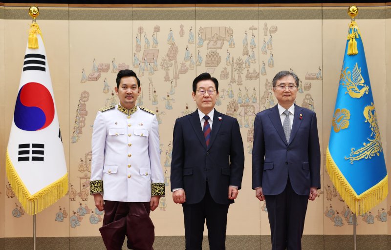 [서울=뉴시스] 고범준 기자 = 이재명 대통령이 11일 서울 용산 대통령실 청사에서 열린 주한대사 신임장 제정식에서 쿠언 폰러타낙 주한캄보디아 대사로부터 신임장을 받은 뒤 조현 외교부 장관과 기념촬영을 하고 있다. (대통령실통신사진기자단) 2025.12.11. bjko@newsis.com