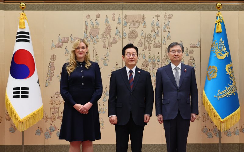 [서울=뉴시스] 고범준 기자 = 이재명 대통령이 11일 서울 용산 대통령실 청사에서 열린 주한대사 신임장 제정식에서 에바 마리 루섹 주한오스트리아 대사로부터 신임장을 받은 뒤 조현 외교부 장관과 기념촬영을 하고 있다. (대통령실통신사진기자단) 2025.12.11. bjko@newsis.com