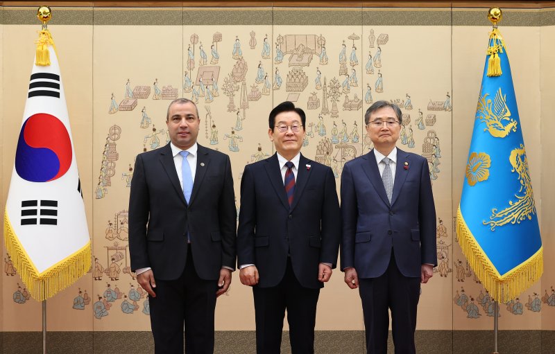 [서울=뉴시스] 고범준 기자 = 이재명 대통령이 11일 서울 용산 대통령실 청사에서 열린 주한대사 신임장 제정식에서 와엘 하셈 주한레바논 대사로부터 신임장을 받은 뒤 조현 외교부 장관과 기념촬영을 하고 있다. (대통령실통신사진기자단) 2025.12.11. bjko@newsis.com