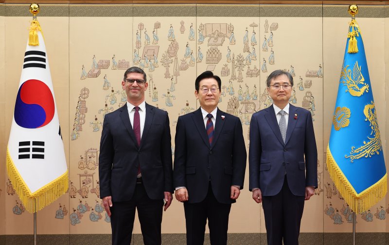 [서울=뉴시스] 고범준 기자 = 이재명 대통령이 11일 서울 용산 대통령실 청사에서 열린 주한대사 신임장 제정식에서 하젬 자키 주한이집트 대사로부터 신임장을 받은 뒤 조현 외교부 장관과 기념촬영을 하고 있다. (대통령실통신사진기자단) 2025.12.11. bjko@newsis.com