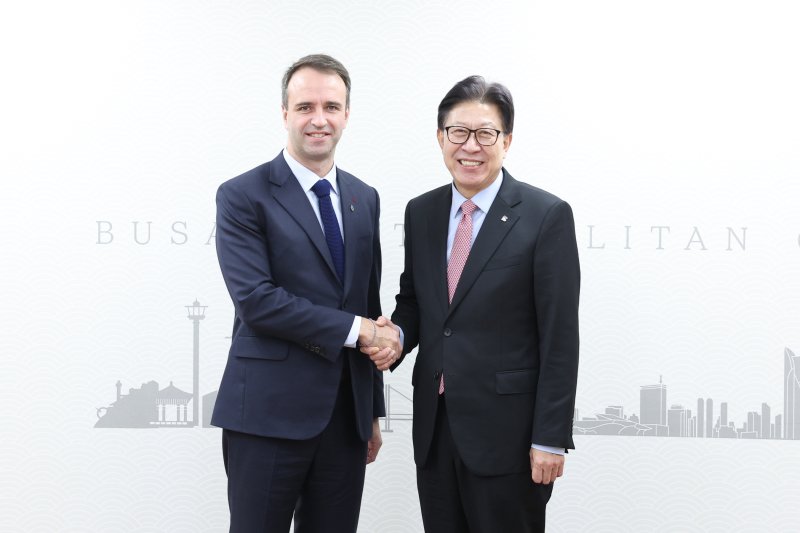 [부산=뉴시스] 박형준 부산시장(오른쪽)과 니콜라 파리 르노코리아 대표는 11일 부산시청에서 면담을 갖고 부산 미래차 생태계 조성 및 글로벌 모빌리티 허브 도약을 위한 방안을 논의했다. (사진=부산시 제공) 2025.12.11. photo@newsis.com *재판매 및 DB 금지