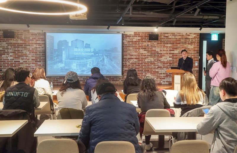 지난 9일 서울 중구 신세계디에프 본사에서 신세계면세점이 알리페이플러스와 함께 진행한 간담회에서 중국·홍콩 기자단과 질의응답을 진행하고 있다. 신세계면세점 제공