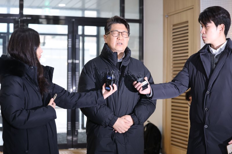 쿠팡 일용직 노동자 퇴직금 미지급 사건 수사 과정에서 외압이 있었다고 폭로한 문지석 검사가 11일 오전 서울 서초구 안권섭 특별검사팀 사무실에 참고인 신분으로 출석하며 발언하고 있다. 2025.12.11/뉴스1 ⓒ News1 이광호 기자