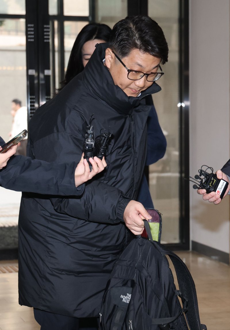 쿠팡 일용직 노동자 퇴직금 미지급 사건 수사 과정에서 외압이 있었다고 폭로한 문지석 검사가 11일 오전 서울 서초구 안권섭 특별검사팀 사무실에 참고인 신분으로 출석하고 있다. 2025.12.11/뉴스1 ⓒ News1 이광호 기자