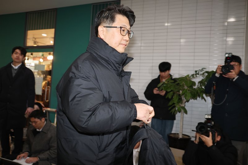 쿠팡 일용직 노동자 퇴직금 미지급 사건 수사 과정에서 외압이 있었다고 폭로한 문지석 검사가 11일 오전 서울 서초구 안권섭 특별검사팀 사무실에 참고인 신분으로 출석하고 있다. 2025.12.11/뉴스1 ⓒ News1 이광호 기자