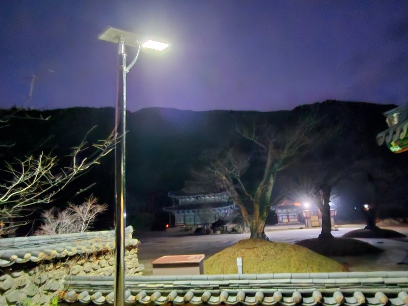 전남 장흥군 유치면에 자리한 국보사찰 보림사가 최근 국내에서 청음으로 전력선 없이 점등되는 '무전원 태양광 가로등'을 설치했다. (사진=보림사 제공) photo@newsis.com *재판매 및 DB 금지