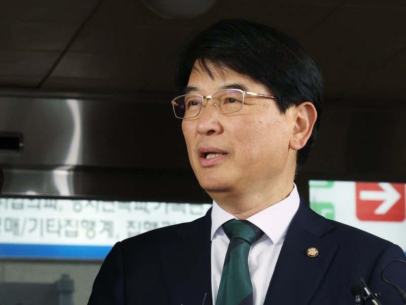 [서울=뉴시스] 최동준 기자 = '보좌진 성추행 혐의' 박완주 무소속 의원이 지난 2023년 8월 30일 서울 양천구 서울남부지방법원에서 열린 1차 공판에 출석하며 취재진 질문에 답변하고 있다. (공동취재사진) photo@newsis.com