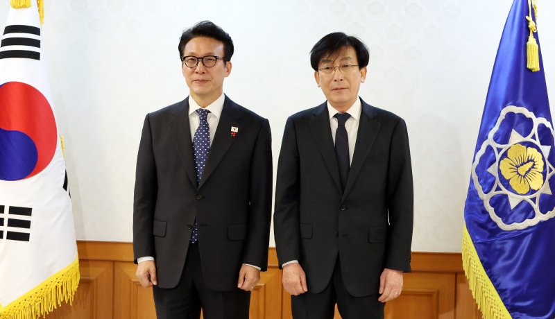 [서울=뉴시스] 추상철 기자 = 김민석 국무총리가 11일 오전 서울 종로구 정부서울청사에서 열린 의료혁신위원회 민간위원 위촉식에서 정기현 의료혁신위원회 위원장에게 위촉장을 전달한 후 기념촬영을 하고 있다. 2025.12.11. scchoo@newsis.com