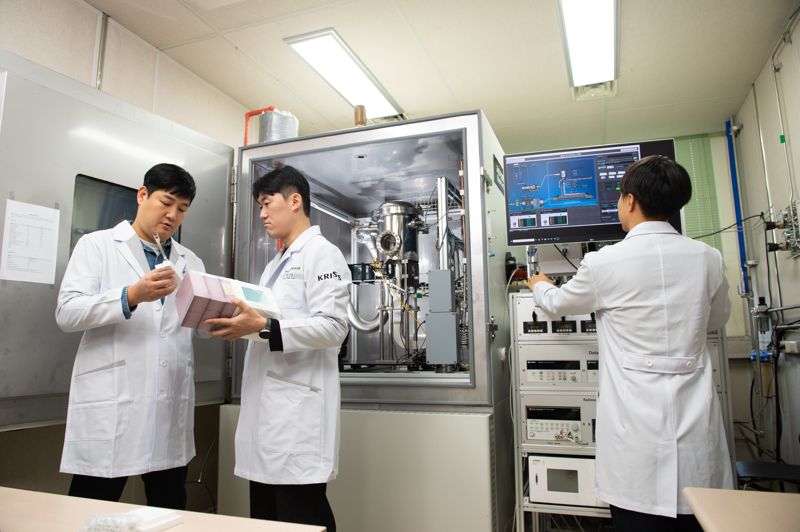 한국표준과학연구원(KRISS) 연구진이 라디오존데 교정을 위한 고층기상모사시스템을 작동하고 있는 모습. KRISS 제공