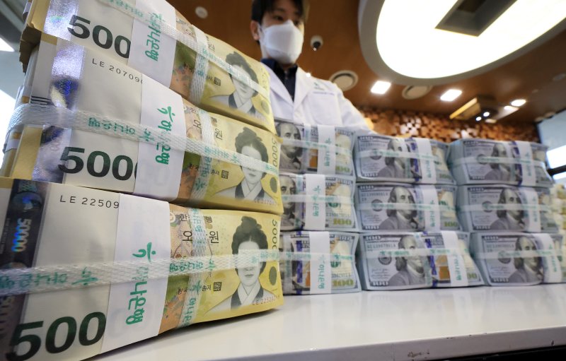 10월 원화의 실질 가치가 글로벌 금융위기 이후 가장 낮은 수준으로 떨어졌다.2025.11.25/뉴스1 ⓒ News1 김진환 기자