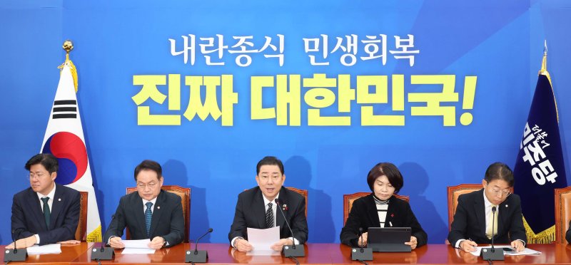 [서울=뉴시스] 조성봉 기자= 김병기 더불어민주당 원내대표가 11일 오전 서울 여의도 국회에서 열린 정책조정회의에서 발언을 하고 있다. 2025.12.11. suncho21@newsis.com