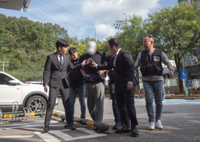 [군산=뉴시스] 강경호 기자 = 30일 전북 군산시 전주지법 군산지원 앞에서 살인, 시체유기 혐의를 받는 40대 남성이 구속 전 피의자 심문(영장실질심사)를 받기 위해 법정으로 들어서고 있다. 2025.09.30. lukekang@newsis.com