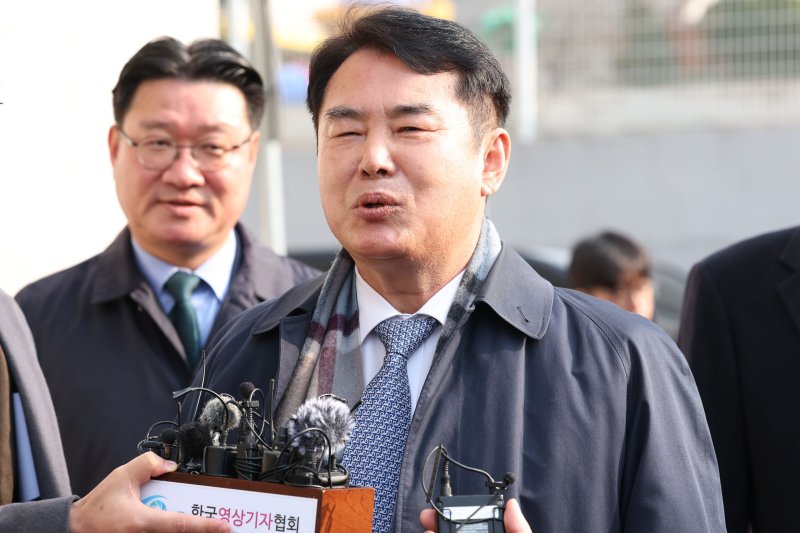 이정선 광주시교육감이 11일 오전 광주 동구 지방법원에서 열리는 사전구속영장 실질심사에 출석하기 전 발언하고 있다. 이 교육감은 지난 2022년 신임 감사관 임용 절차에 개입한(직권남용 권리행사) 혐의를 받고 있다. ⓒ News1 이승현 기자