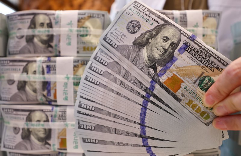 [서울=뉴시스] 10일(현지 시간) 파이낸셜타임스(FT)에 따르면 연준은 12일부터 만기 4주에서 1년의 재무부 단기채 매입을 시작한다. 사진은 서울 중구 하나은행 위변조대응센터에서 직원이 달러화를 정리하고 있는 모습. 2025.12.11.