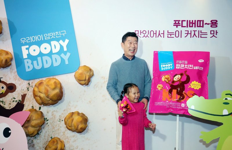 김홍국 하림그룹 회장 1일 오전 서울 강남구 CGV청담씨네시티에서 열린 어린이식 전문 브랜드 '푸디버디' 브랜드 론칭 행사에서 제품을 소개하고 있다. (하림 제공) 2023.11.1/뉴스1