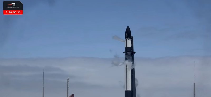 11일(한국시간) 한반도 군집 관측용 위성 '네온샛'의 검증위성을 실은 미국 로켓랩 사의 일렉트론 로켓이 뉴질랜드 마히아 발사장에서 발사를 앞두고 있다.(우주항공청 유튜브 생중계 갈무리)/뉴스1