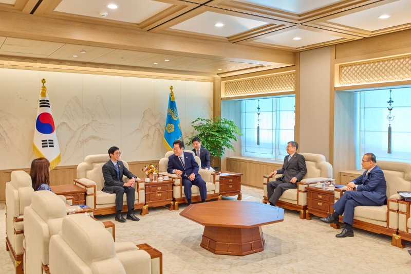 이재명 대통령이 지난 29일 서울 용산 대통령실 청사에서 열린 주한대사 신임장 제정식을 마친 후 환담을 하고 있다. (이재명 대통령 SNS. 재판매 및 DB 금지) 2025.9.30/뉴스1 ⓒ News1 이재명 기자