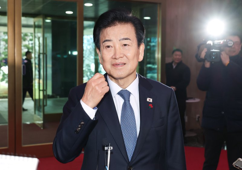 [서울=뉴시스] 추상철 기자 = 정동영 통일부 장관이 11일 오전 서울 종로구 정부서울청사로 출근하며 취재진의 질문에 답변하고 있다. (공동취재) 2025.12.11. photo@newsis.com