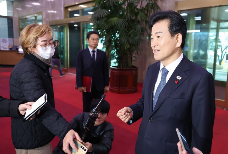 [서울=뉴시스] 추상철 기자 = 정동영 통일부 장관이 11일 오전 서울 종로구 정부서울청사로 출근하며 취재진의 질문에 답변하고 있다. (공동취재) 2025.12.11. photo@newsis.com