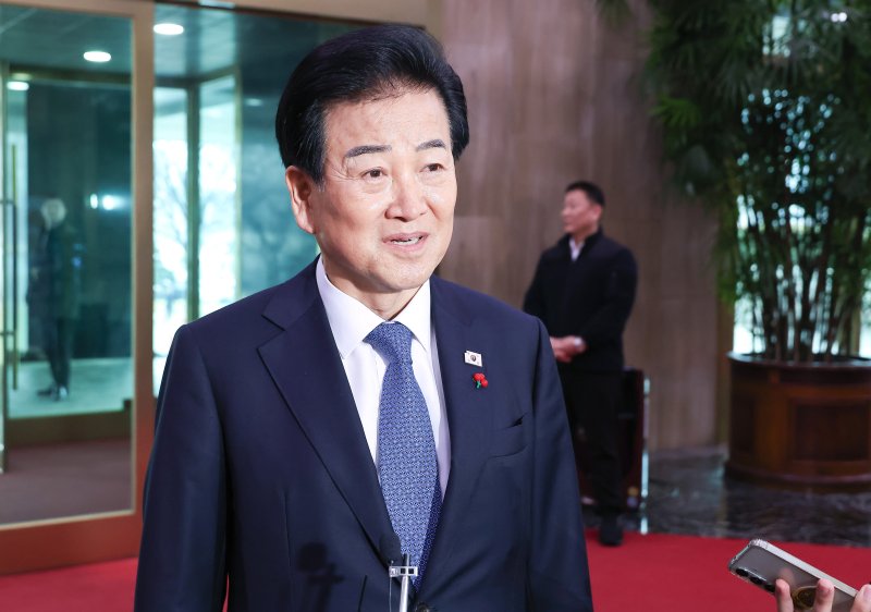 [서울=뉴시스] 추상철 기자 = 정동영 통일부 장관이 11일 오전 서울 종로구 정부서울청사로 출근하며 취재진의 질문에 답변하고 있다. (공동취재) 2025.12.11. photo@newsis.com