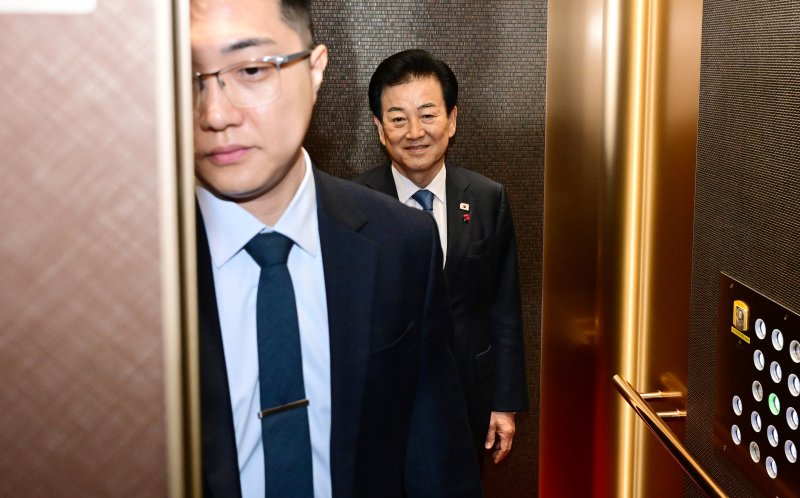 [서울=뉴시스] 추상철 기자 = 정동영 통일부 장관이 11일 오전 서울 종로구 정부서울청사에서 엘리베이터에 탑승하고 있다. (공동취재) 2025.12.11. photo@newsis.com