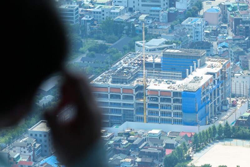 [서울=뉴시스] 권창회 기자 = 10일 서울 남산타워 전망대에서 바라본 건설현장 모습. 2025.08.10. kch0523@newsis.com