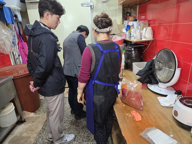 [전주=뉴시스] 국립농산물품질관리원(농관원)은 지난 10월 27일부터 이달 5일까지 배추김치 및 김장 양념류 중심으로 원산지 표시 일제점검을 실시한 결과 위반업체 142개소를 적발했다고 11일 밝혔다. 사진은 농관원이 지난해 진행한 배추김지 및 김장 채소류 원산지 표시 단속 모습. (사진=농관원 제공) 2024.12.11. photo@newsis.com