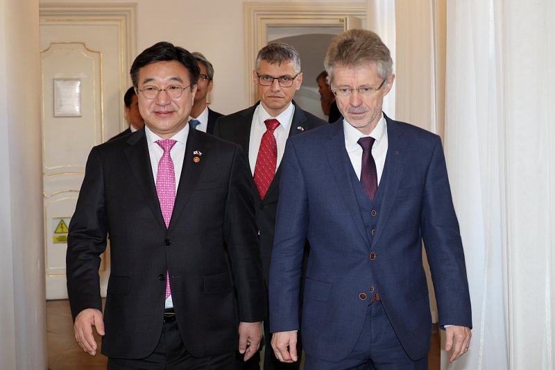 [서울=뉴시스] 윤호중 행정안전부 장관이 10일(현지 시간) 체코 상원의사당을 방문해 밀노쉬 비스트르칠 체코 상원 의장과 면담장으로 이동하고 있다. (사진=행정안전부 제공) 2025.12.11. photo@newsis.com *재판매 및 DB 금지