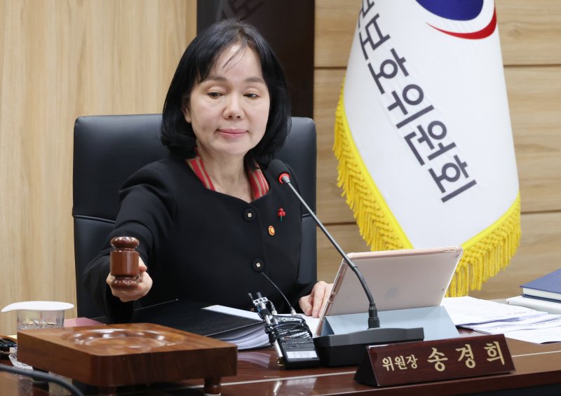 [서울=뉴시스] 김명원 기자 = 송경희 개인정보보호위원회 위원장이 10일 서울 종로구 정부서울청사에서 열린 개인정보보호위원회(개인정보위) 제26회 위원회 전체회의에 참석해 의사봉을 두드리고 있다. 2025.12.10. kmx1105@newsis.com