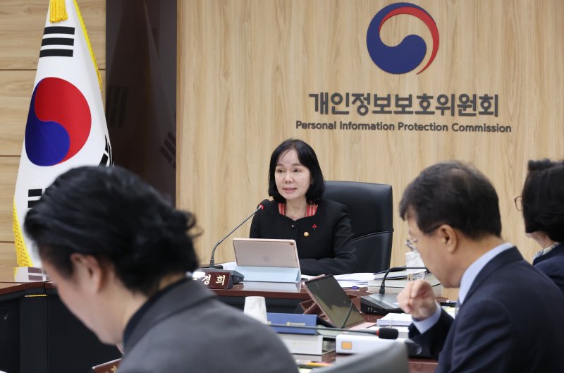 [서울=뉴시스] 김명원 기자 = 송경희 개인정보보호위원회 위원장이 10일 서울 종로구 정부서울청사에서 열린 개인정보보호위원회(개인정보위) 제26회 위원회 전체회의에 참석해 발언하고 있다. 2025.12.10. kmx1105@newsis.com