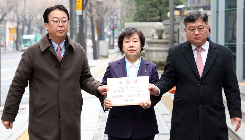 국민의힘 조배숙 사법정의수호 및 독재저지특위 위원장, 곽규택 법률자문위원장이 11일 서울 종로구 서울지방경찰청에서 통일교 금품수수 의혹 관련 민중기 특별검사 및 수사팀을 직무유기 혐의, 전재수 해양수산부 장관 및 민주당 전현직 의원들을 정치자금법 위반·뇌물수수 혐의로 고발하고 있다. 2025.12.11/뉴스1 ⓒ News1 김명섭 기자