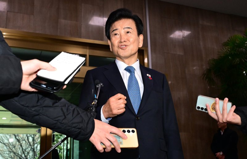 통일교 금품수수 의혹 당사자로 지목된 정동영 통일부 장관이 11일 오전 서울 종로구 정부서울청사로 출근하며 취재진의 질문에 답변하고 있다. (공동취재) 2025.12.11/뉴스1 ⓒ News1 임세영 기자